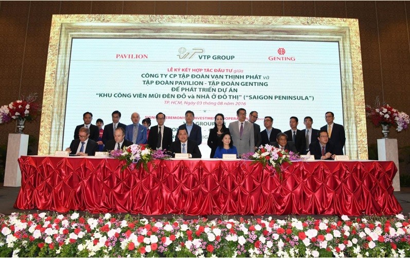 Representatives of the investors sign the cooperation agreement on developing the ecological urban park complex Red Light Cap at the Reverie Saigon Hotel on August 3rd, 2016. Representatives of the investors sign the cooperation agreement on developing the ecological urban park complex Red Light Cap at the Reverie Saigon Hotel on August 3rd, 2016.